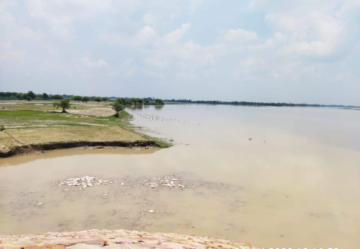 Water level stable but flood threat not averted