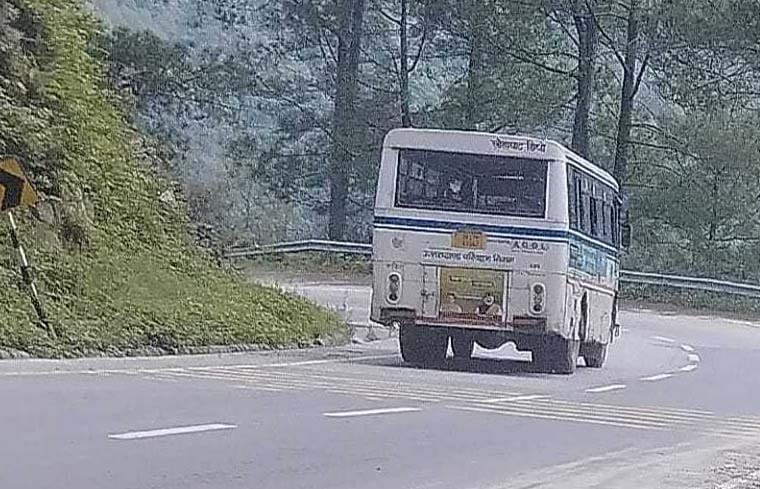 Bus going from Lohaghat to Haldwani broke down, passengers remained worried