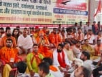 फोटो 22- हिंदू महापंचायत के दौरान मौजूद विभिन्न संगठनों के पदाधिकारी, भाजपा नेता व संत।