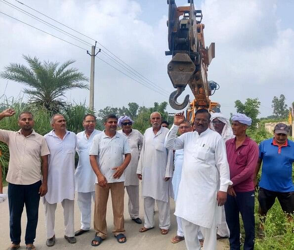 Pipe laying work stopped, villagers demonstrated