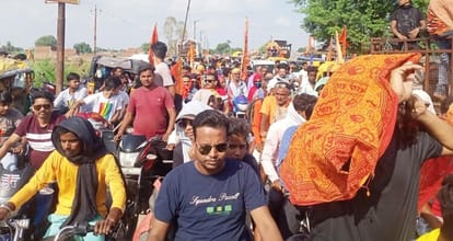 Kanwariyas gathered on the Kachla Ghat and the highway