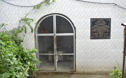 Shivling of Pan Dariba temple changes color thrice a day