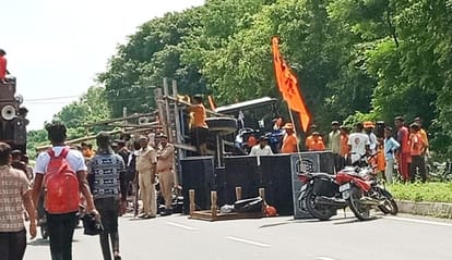 Trolley including DJ overturned in Ujhani, five kanwariyas injured