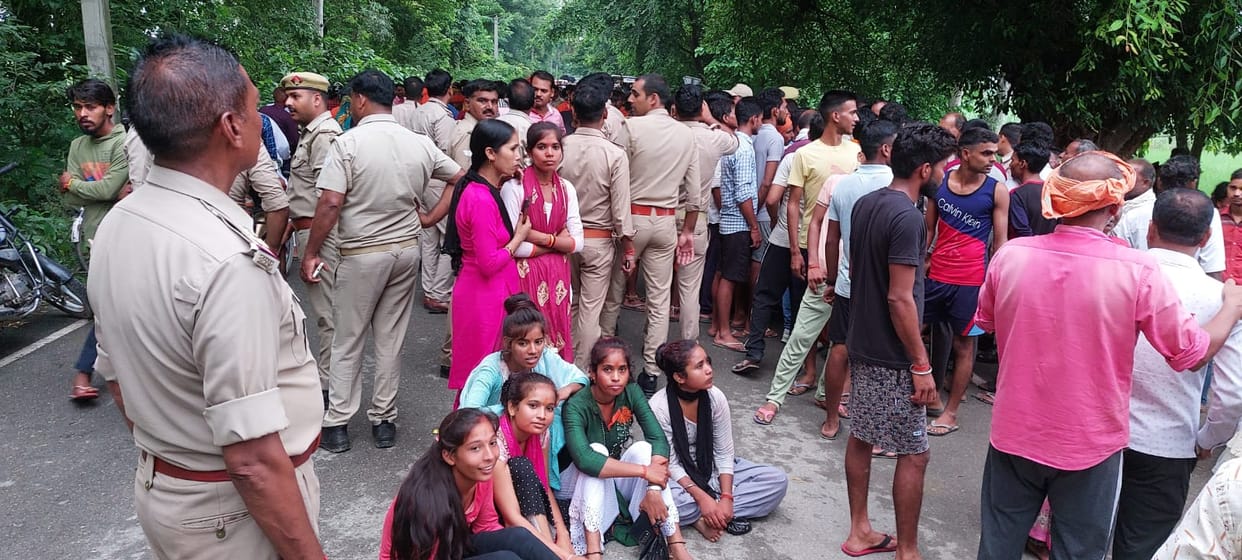 Angered by the beating of colleagues, the Kanwariyas jammed the Bisalpur road