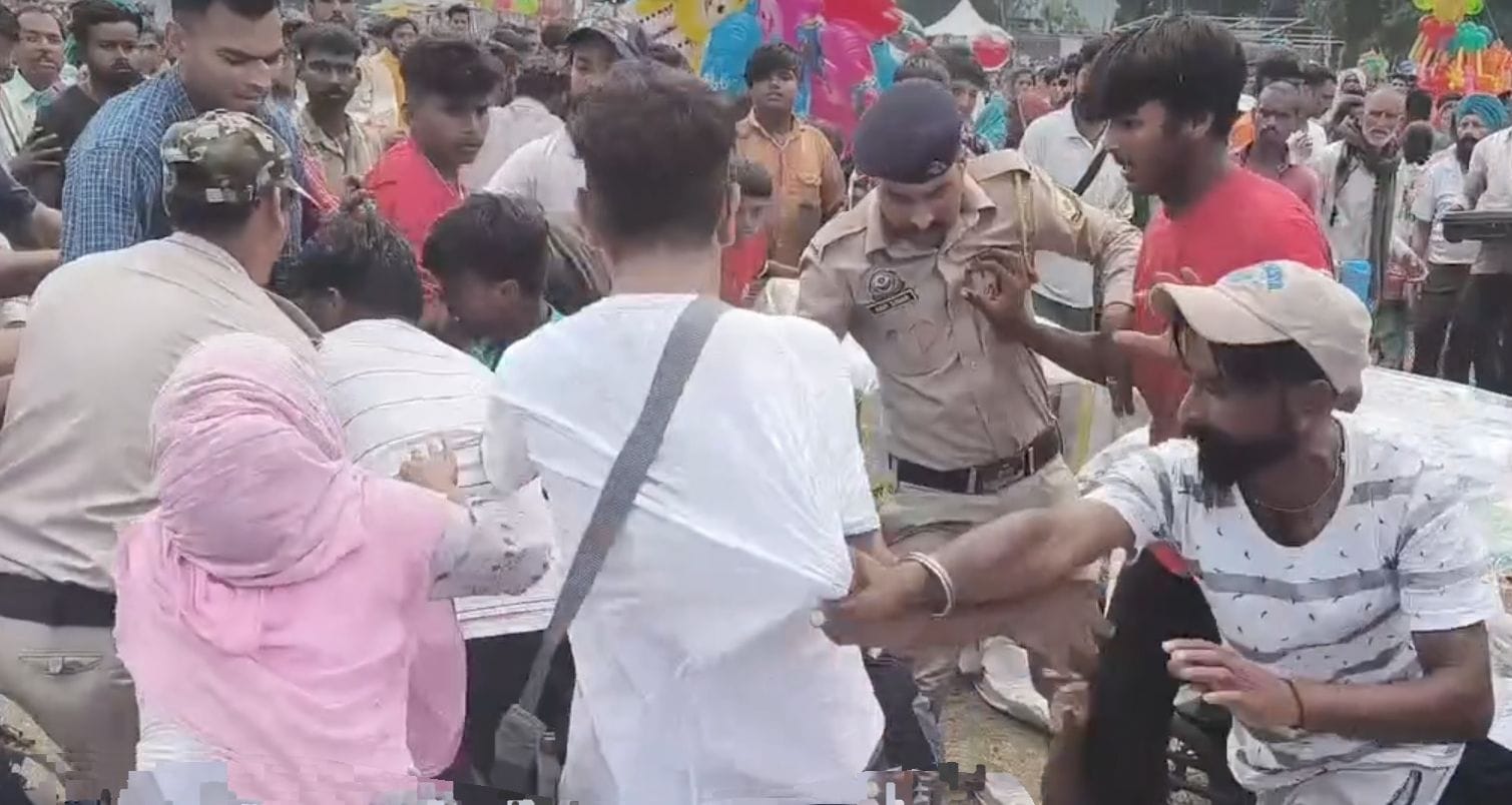 Shopkeepers clashed in front of the police control room