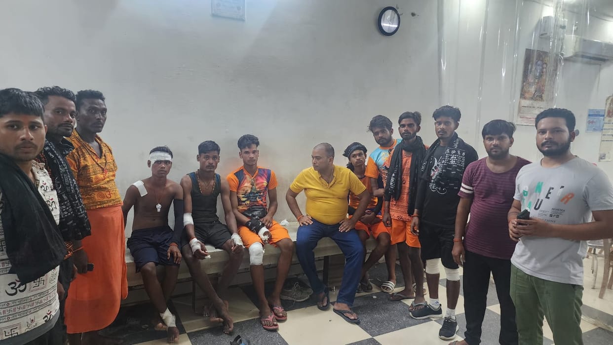 Kanwariyas injured in the accident were treated