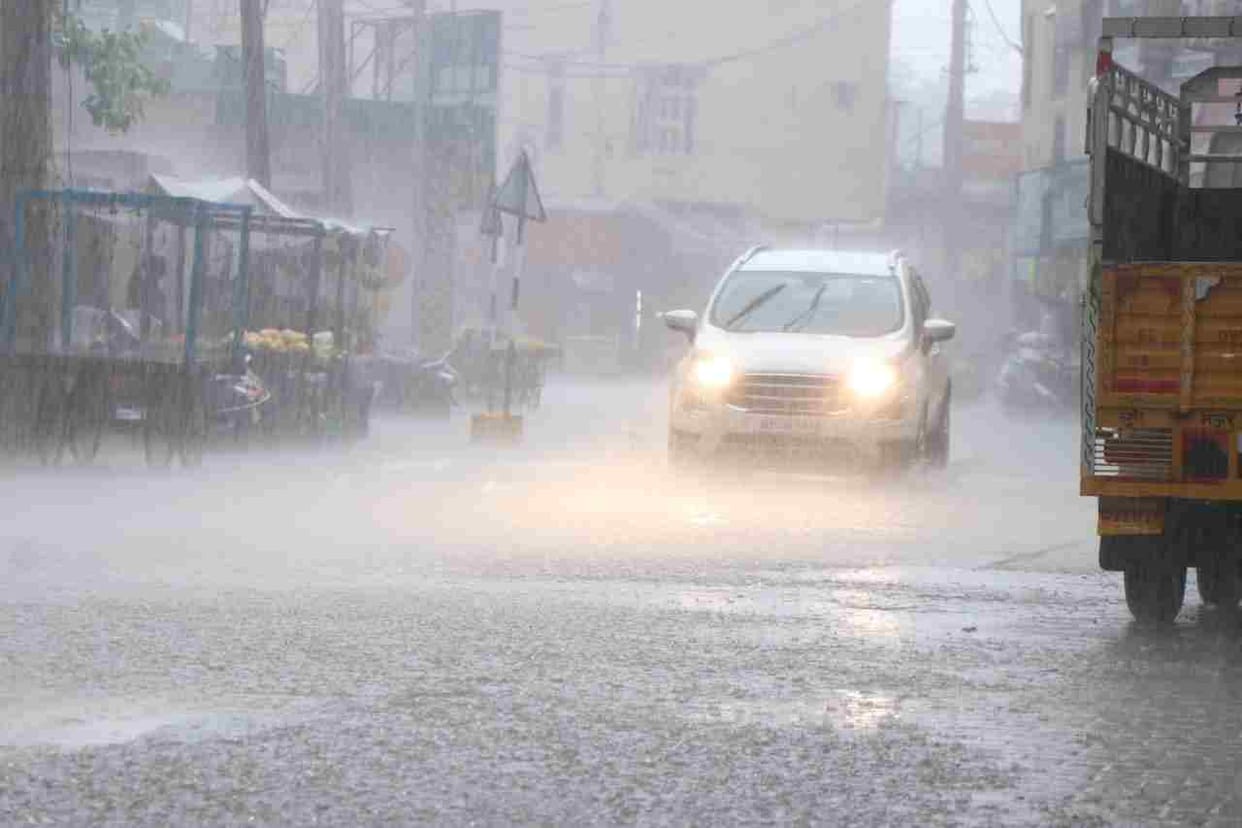 Monsoon rains... In Hisar, system submerged in one and a half hours of rain, water entered shops and houses