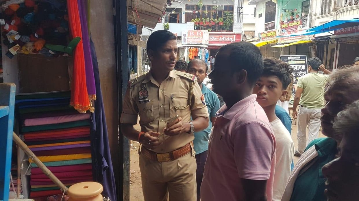 Cloth theft including cash in four shops in Janaki Nagar ward