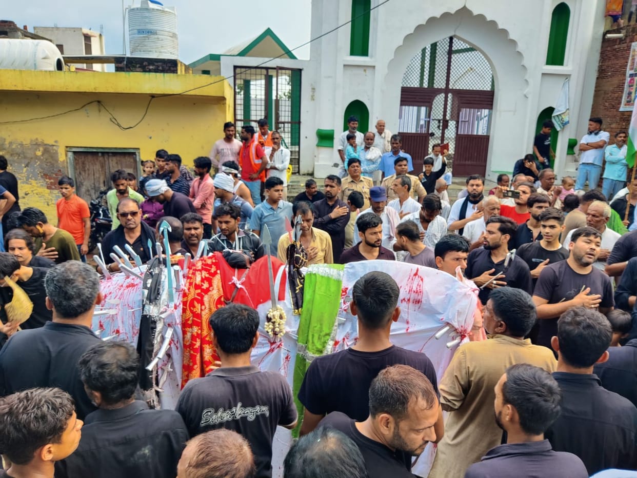 Demonstration of ancient weaponry by taking out a procession