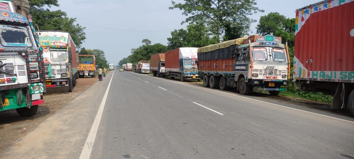 Vehicles parked on the roadside, many e-rickshaws were challaned