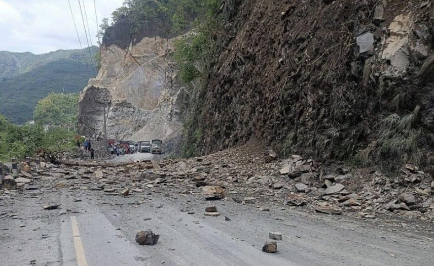 Landslide in Nepal, tourists in breath, waiting for the way to open