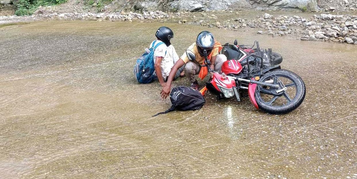 Two vehicles crashed in Selagad drain
