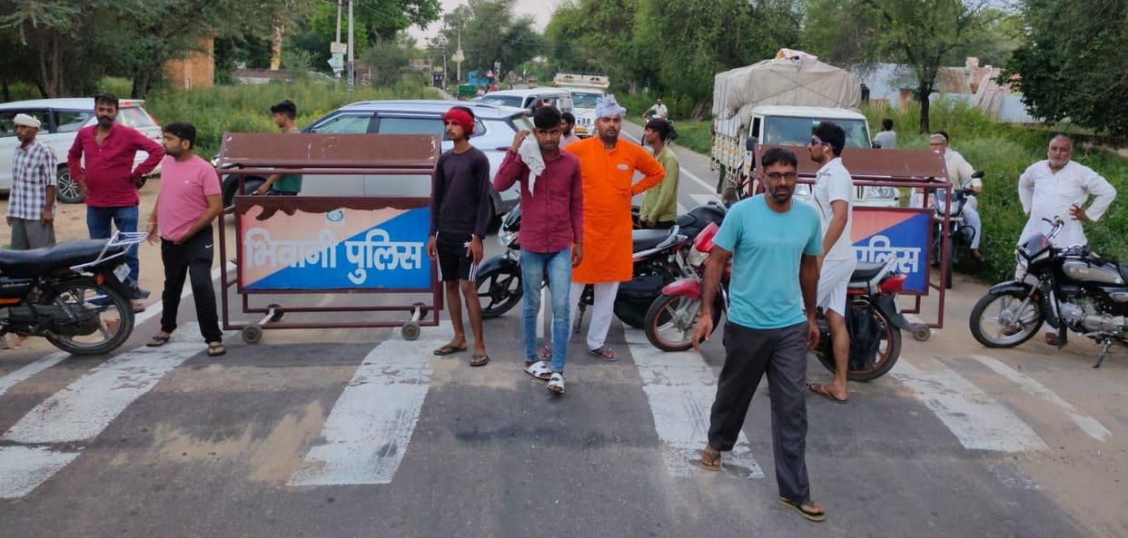 Gau Raksha Dal members protested by putting a symbolic block on the Delhi-Pilani National Highway