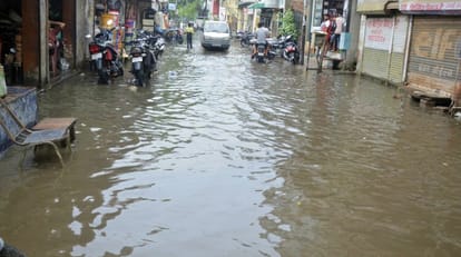 Weather changed due to rain since afternoon, waterlogging and mud on the roads