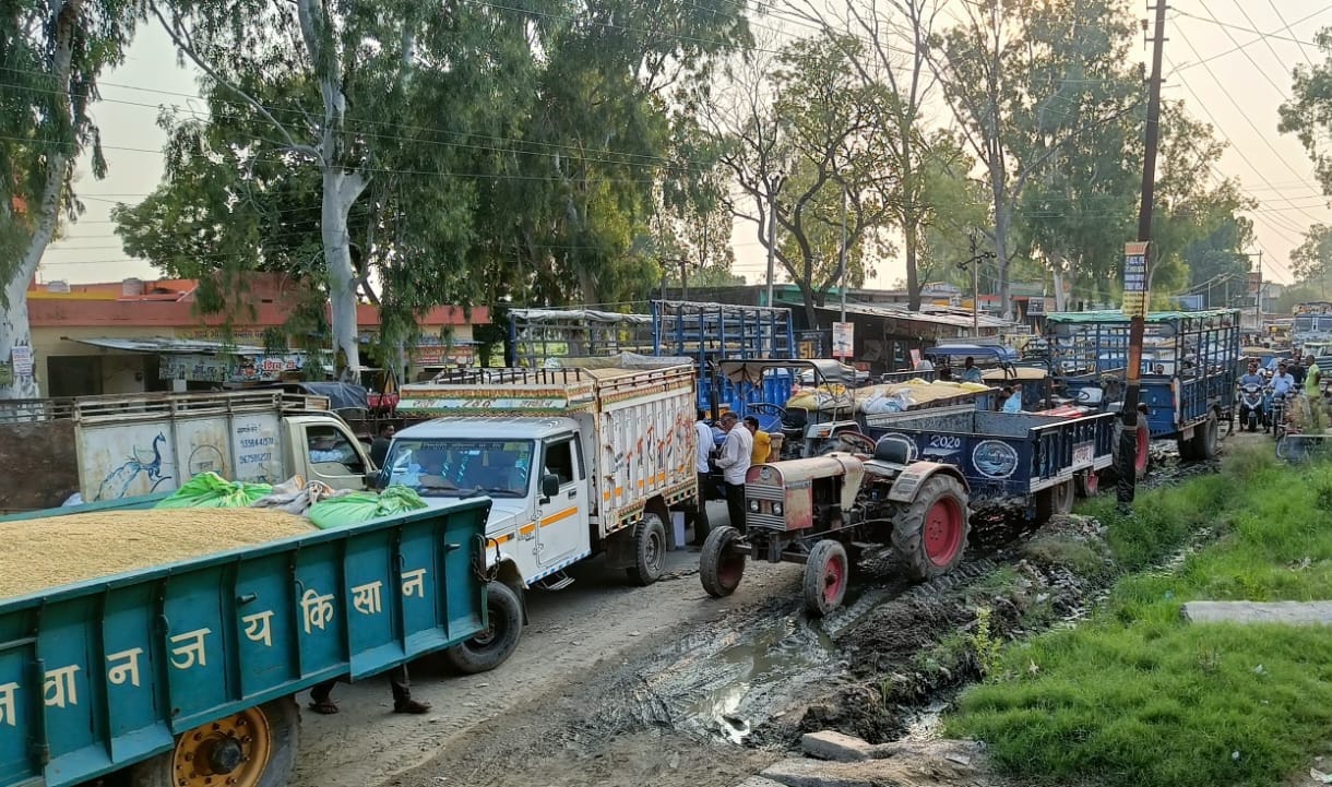 Due to bumper arrival of paddy, situation of jam on Gangoh Nanauta road