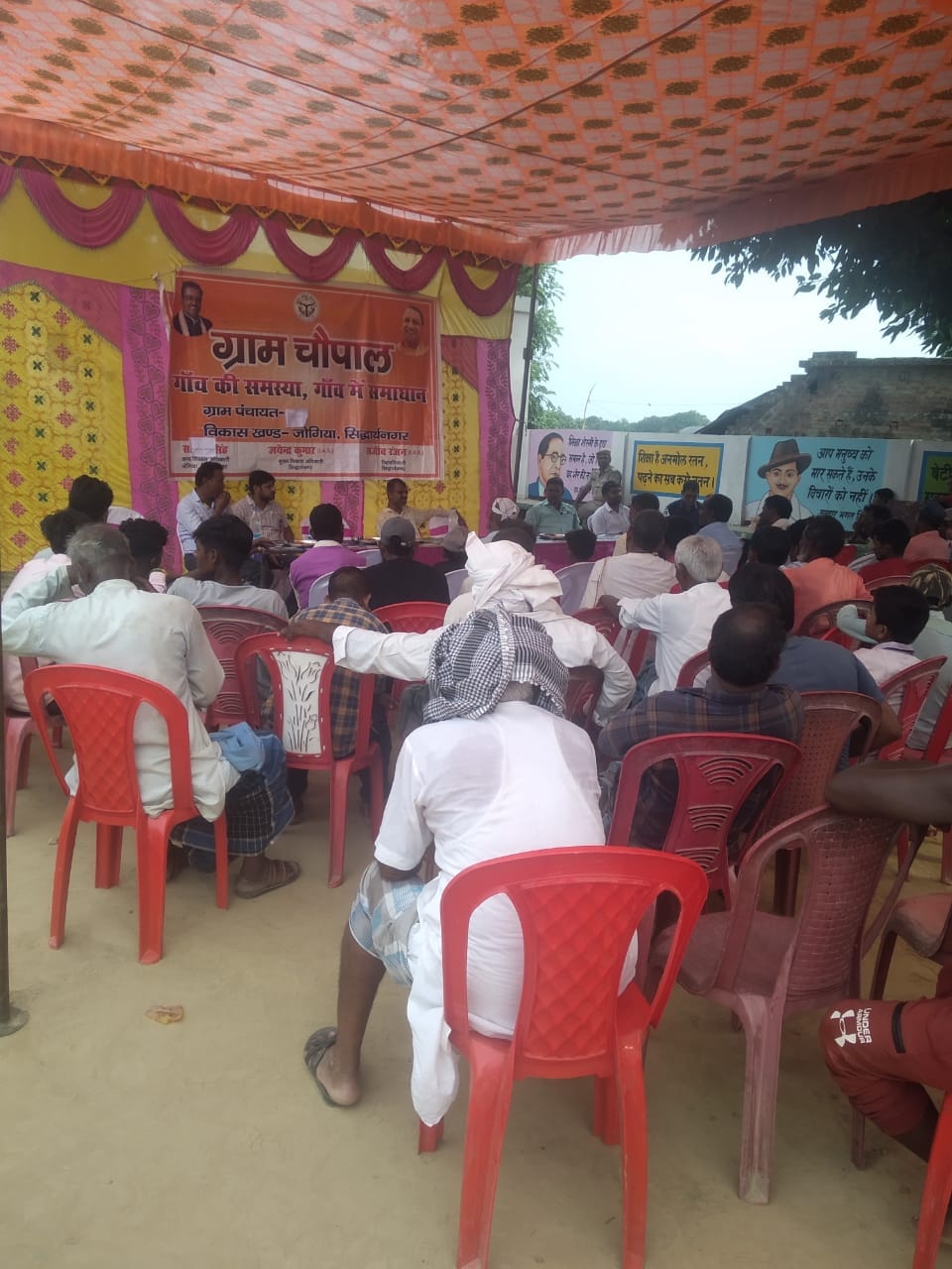 The officers counted the problems of the flood victims after finding them in the village
