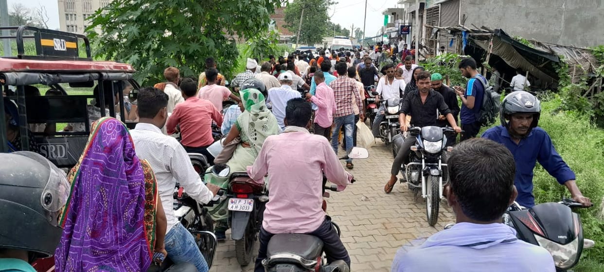 Patients going to the district hospital were stuck in the jam for an hour