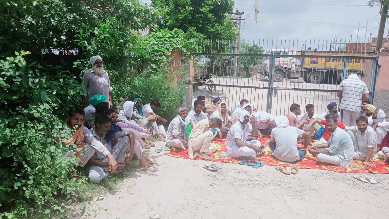 Distressed by the cuts, the farmers of Asir village locked the Kalanwali power house