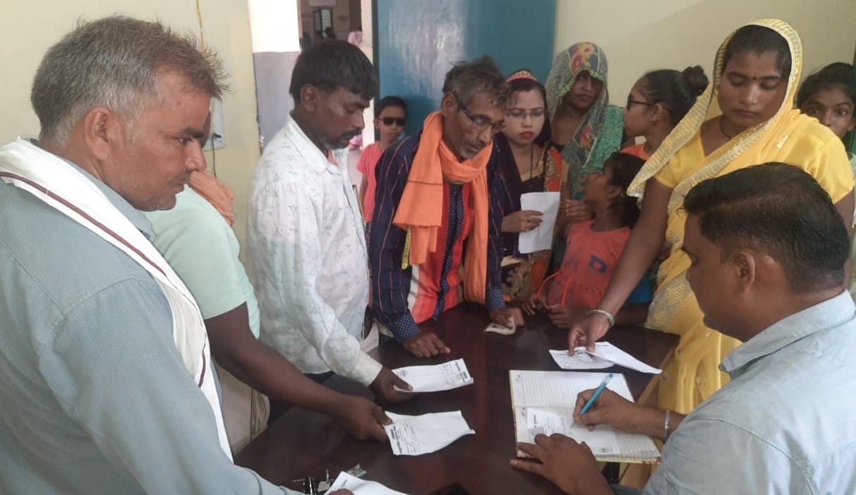 Outbreak of eye infection in the district, no specialist doctors at health centers