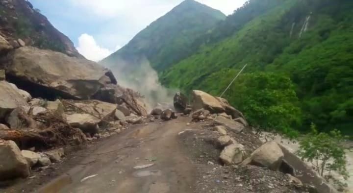 Dharchula: Boulders fell again from the hill in Dobat, road closed