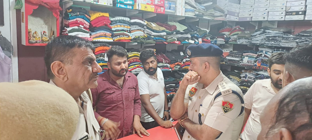 Miscreants entered the shop on the pretext of buying clothes, looted 12.5 thousand rupees by showing pistol
