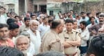 पांची गांव में म्रतक प्रदीप के अंतिम संस्कार में शामिल सीओ हरियाणा नवीन कुमार व जमा ग्रामीणों क