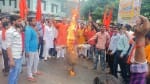 पुतला फूंकते बजरंगदल के लोग