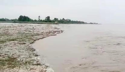 When the water level of the Ganges decreased, the fields came under the grip of erosion