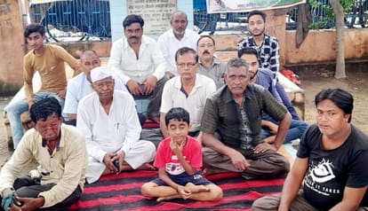 Congress workers protested silently