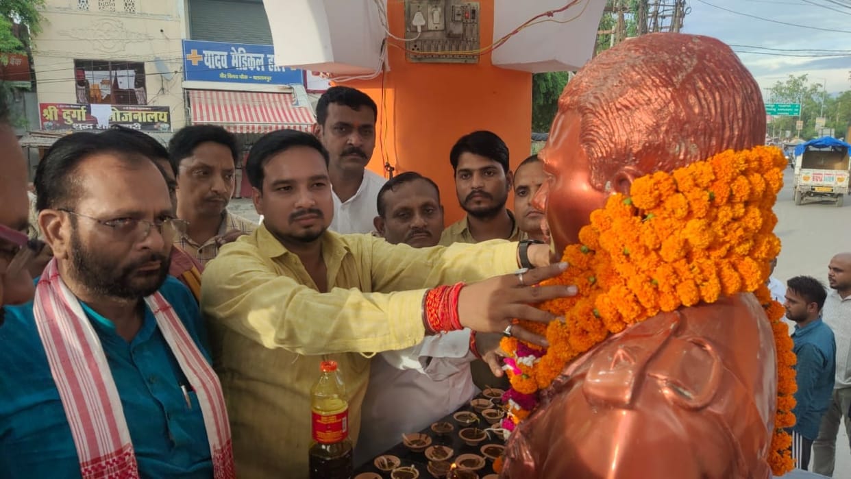 Martyr Veer Vinay Kayastha's birth anniversary celebrated as Deepotsav