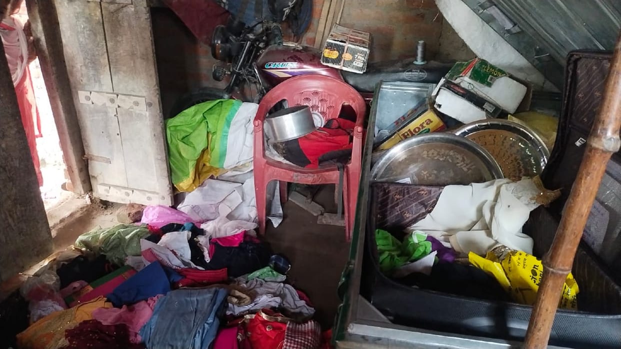 Theft of lakhs including cash by breaking the lock of the room
