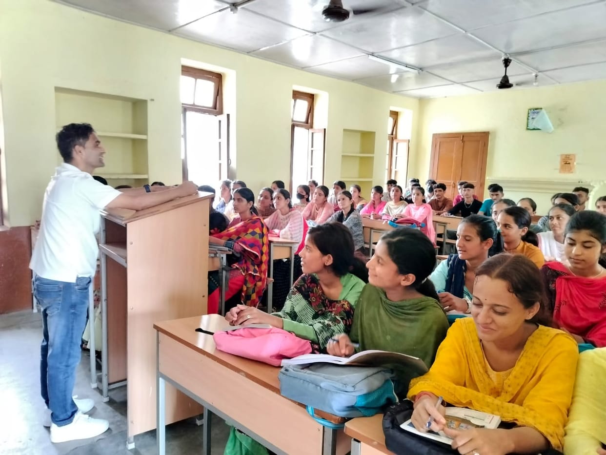 students in dadhahu college know about scholership