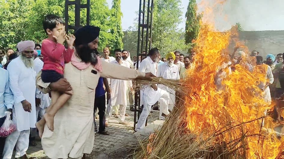 Officer forgot to bring tricolor in state honor, four year old son Ekam Singh first saluted his father, then lit the fire