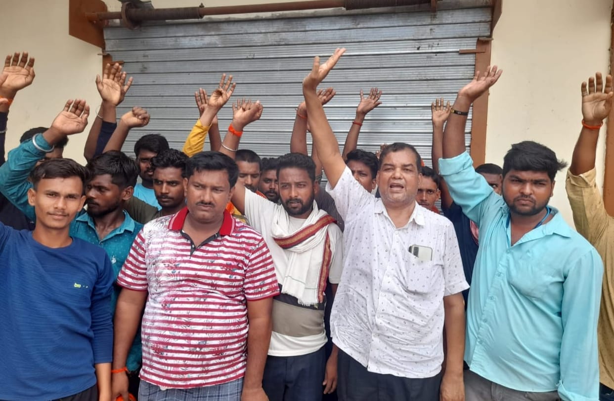 People's anger rises due to power cut, demonstration at power sub-station-executive engineer's office