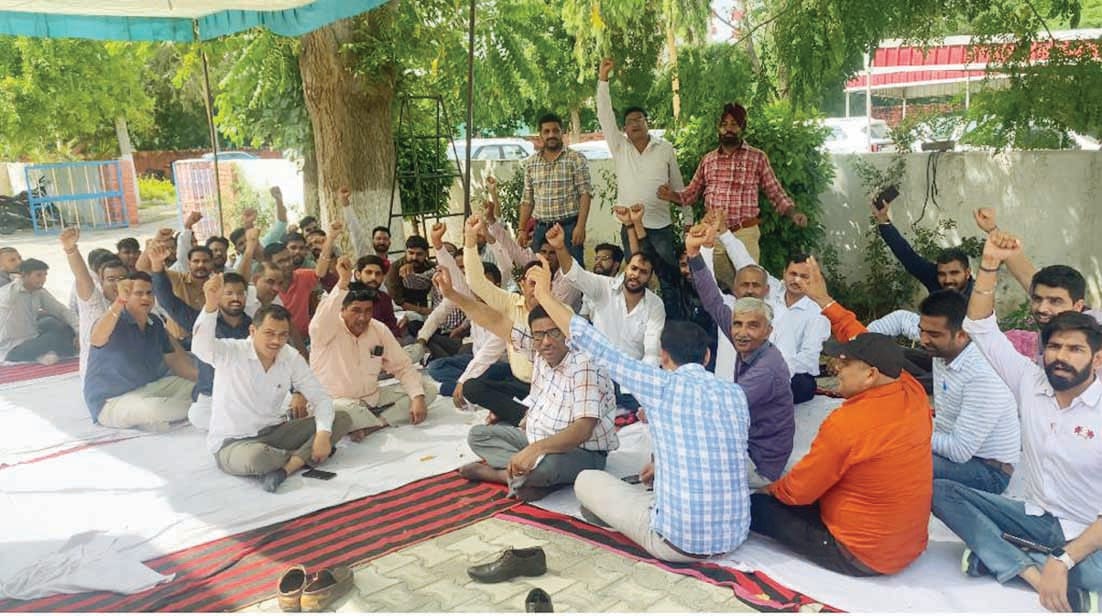 JE and SDO are also on strike after the clerks demanding salary hike