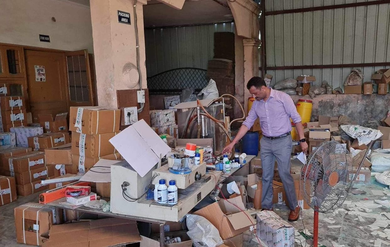 Raid of agriculture department, caught packing pesticides, fertilizers in the name of other brands