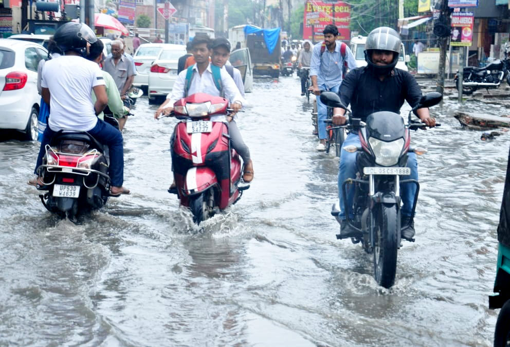 Gorakhpur News rained in half city waterlogging on roads