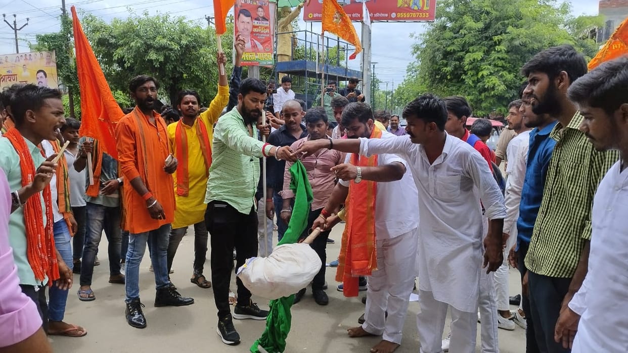 Bajrang Dal workers burnt the effigy