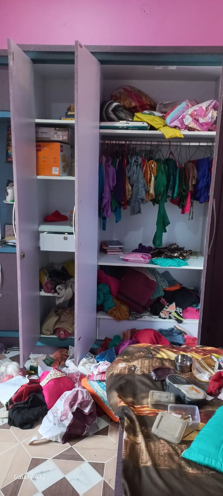 13 lakh stolen in broad daylight from fertilizer trader's house in Majhola