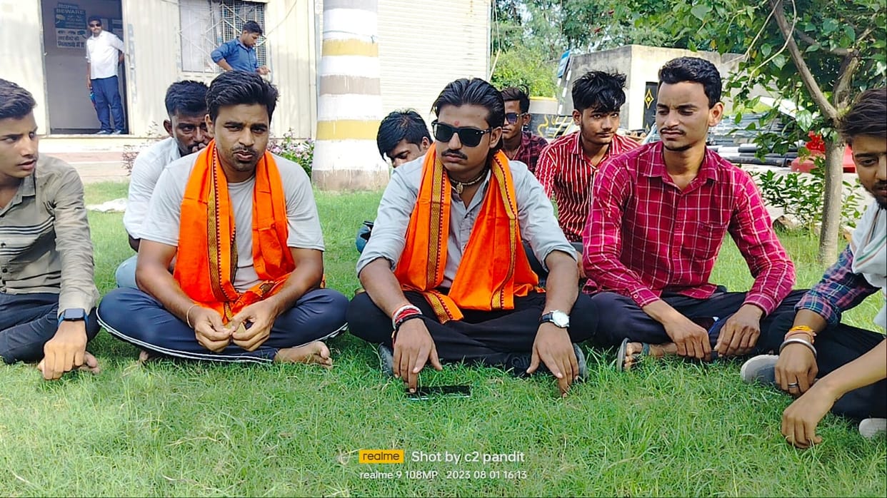 Gosevaks sitting on dharna at toll plaza against personnel