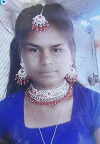 Dead body of girl found hanging in suspicious condition