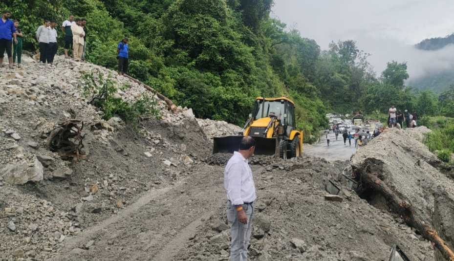 National Highway: Debris came four times, traffic stalled for three hours