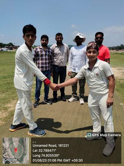 टास के बाद हाथ मिलाते दोनों टीमों के कप्तान 