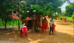 चौरी चौरा के देवीपुर में सुरेंद्र के घर पर मौजूद रिश्तेदार।