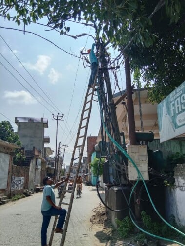Pilibhit News: खकरा के पास ट्रांसफार्मर फुंकने से 300 घरों की बिजली गुल Electricity failure of 300 houses due to blowing of transformer near Khakra