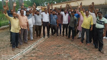 Traders protest to save 200 shops from demolition