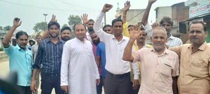 Pilibhit News: एनएचएआई के अभियंता ने नहीं मानी बात, व्यापारियों ने फिर किया प्रदर्शन NHAI engineer did not agree, traders again demonstrated