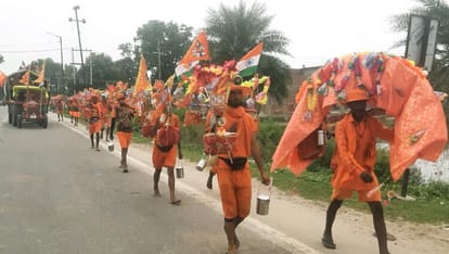 When the groups of kanwariyas left, there were cheers