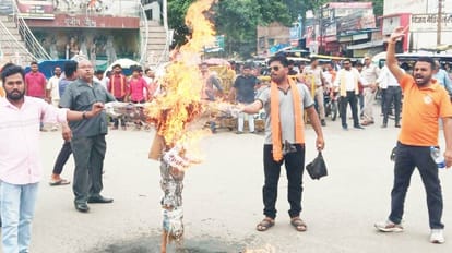 Effigy burnt in protest against ruckus in Mewat, memorandum sent to President