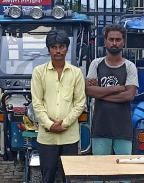 Three accused caught stealing e-rickshaw after giving intoxication